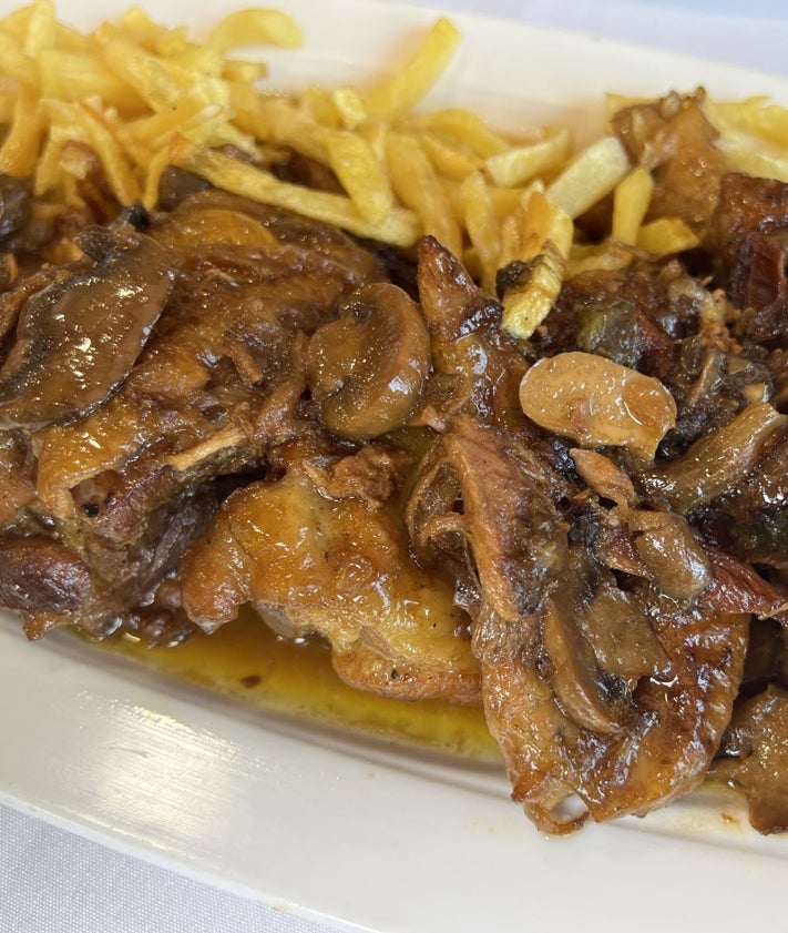 Imagen secundaria 2 - Alubias rojas con chorizo, angulas (especialidad de la casa) y gallo de corral guisado con patatas fritas.