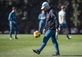 José Alberto juega con un balón en el entrenamiento de ayer en La Albericia.