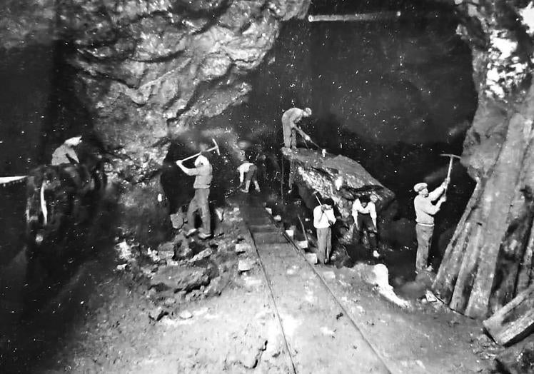 A mano. Trabajadores, con medios rudimentarios, barrenan la piedra a ras de cielo.