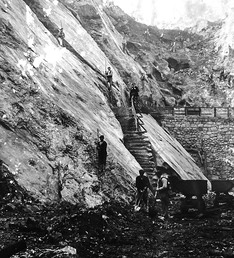 Trabajadores, con medios rudimentarios, barrenan la piedra a ras de cielo.