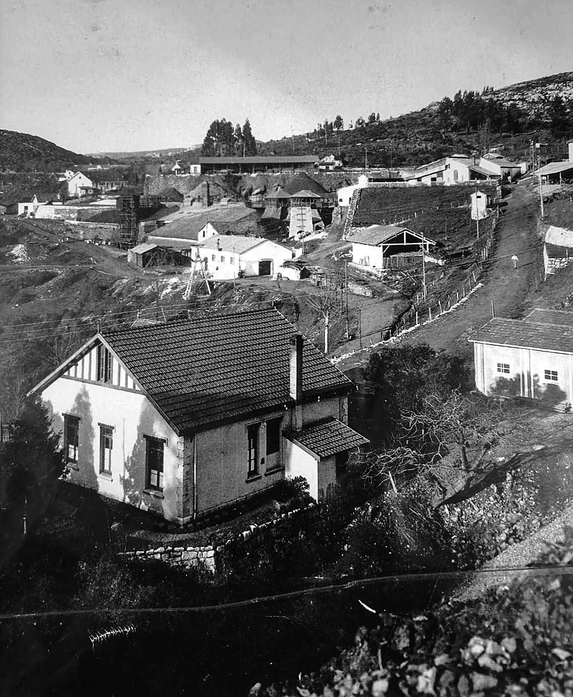 Imagen general de Las Casas de la Mina, en el pueblo de La Gándara, incluida la zona industrial.