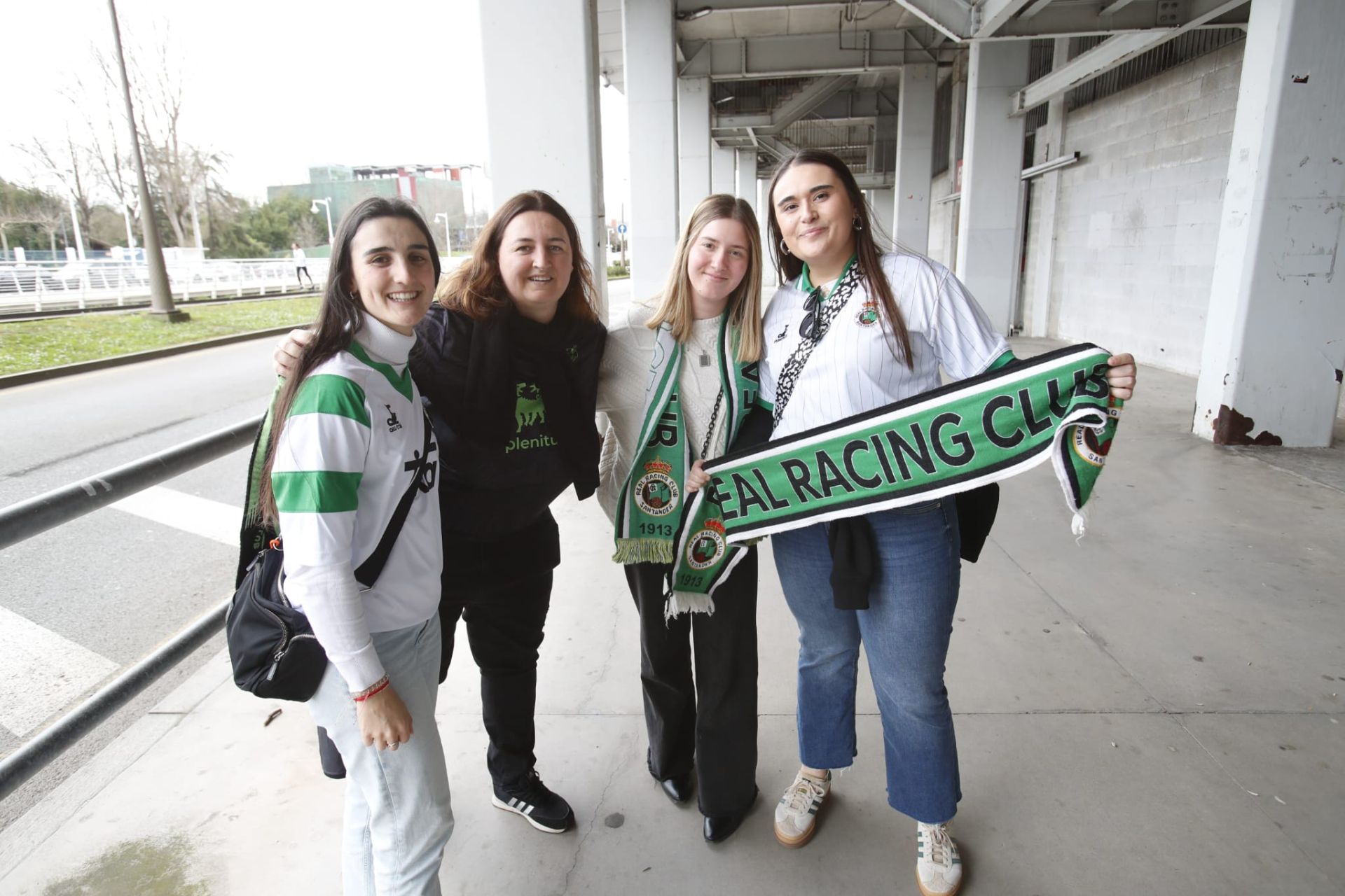 Cuatro aficionadas racinguistas, en los bajos de El Molinón.