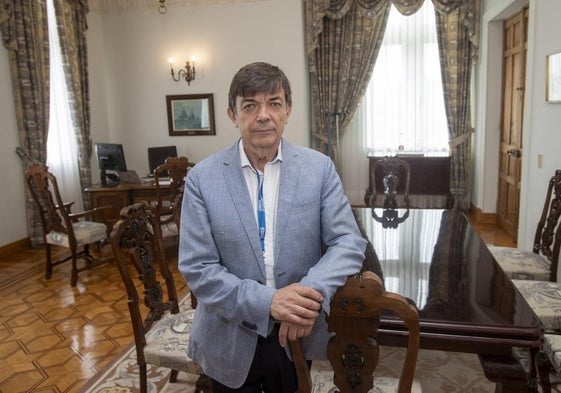 Carlos Andradas, rector de la Universidad Internacional Menéndez Pelayo, en un retrato tomado en su despacho del Palacio de la Magdalena.