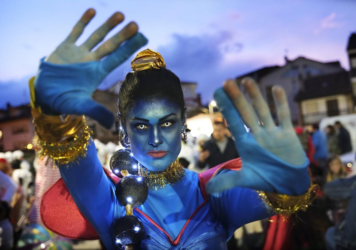 Imagen principal - Mayores, niños y jóvenes recorrieron las calles de Cabezón de la Sal en un espectacular desfile en el que primaron el colorido y la imaginación. 