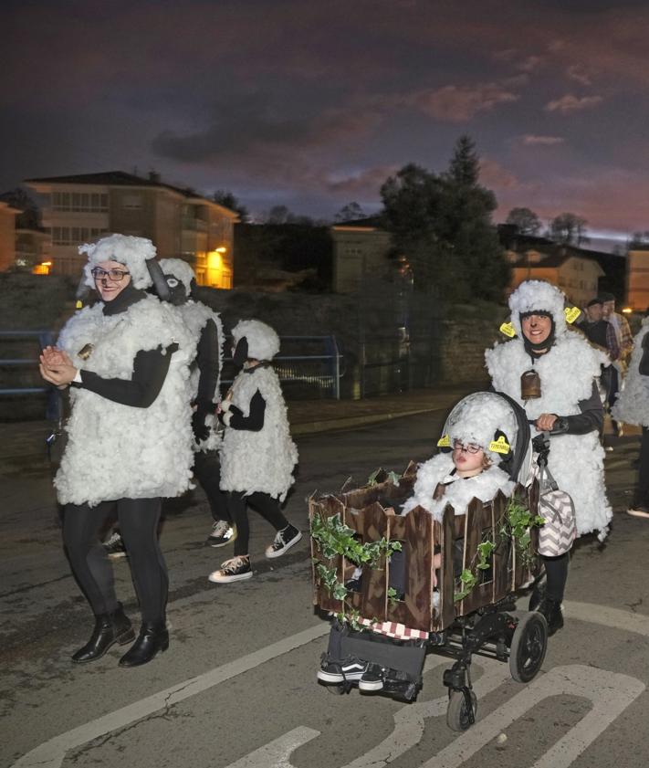 Imagen secundaria 2 - Mayores, niños y jóvenes recorrieron las calles de Cabezón de la Sal en un espectacular desfile en el que primaron el colorido y la imaginación. 