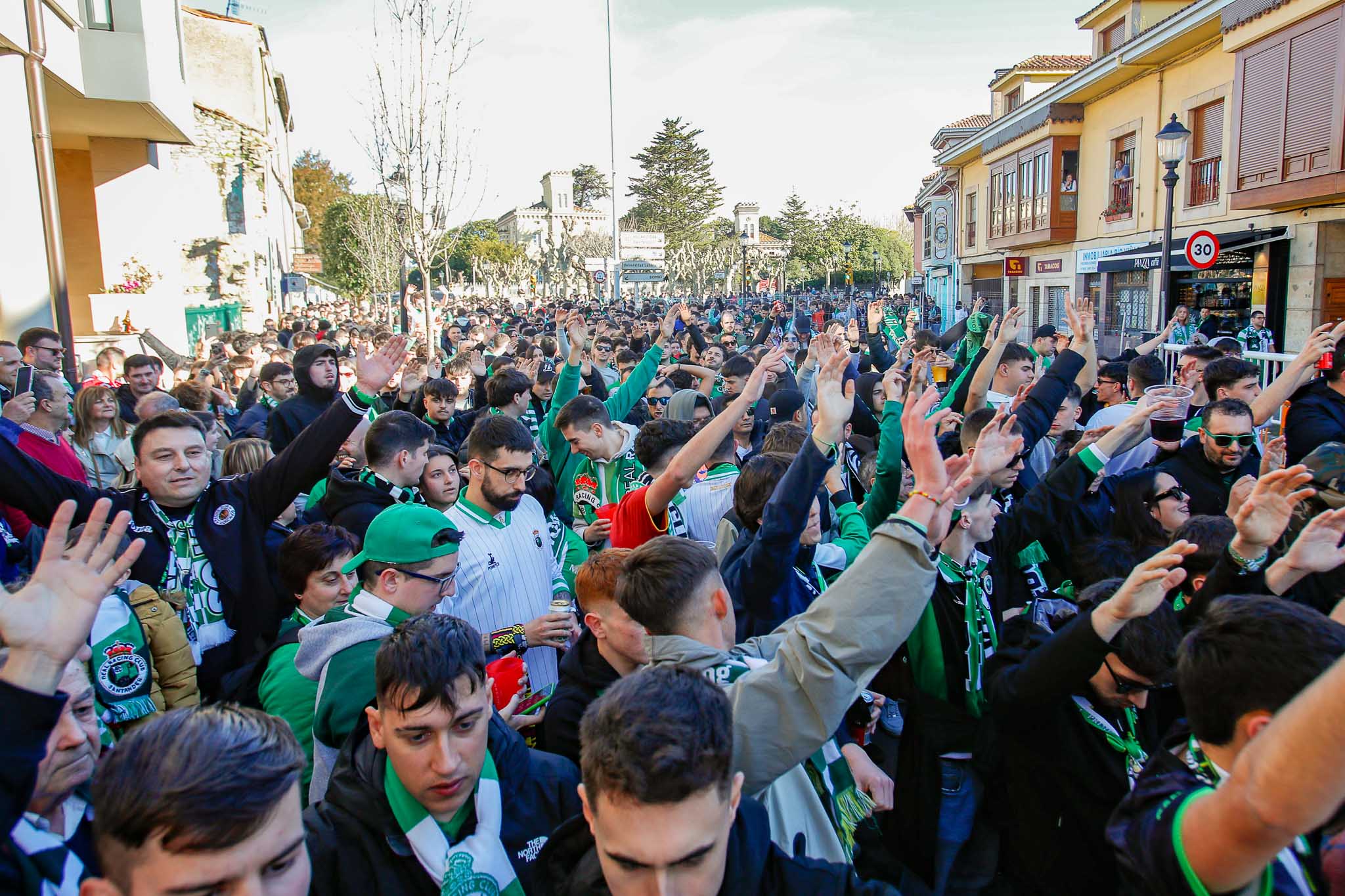 Aficionados racinguistas durante el corteo hacia el estadio. 