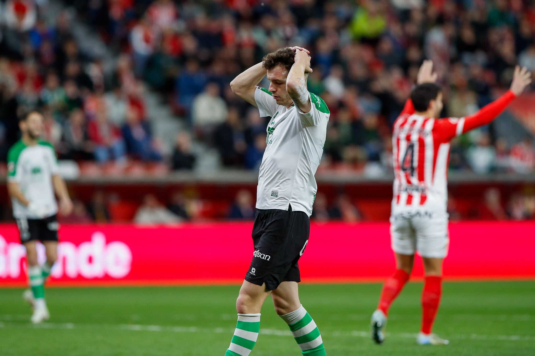 Íñigo Vicente se lamenta durante un lance del encuentro. 