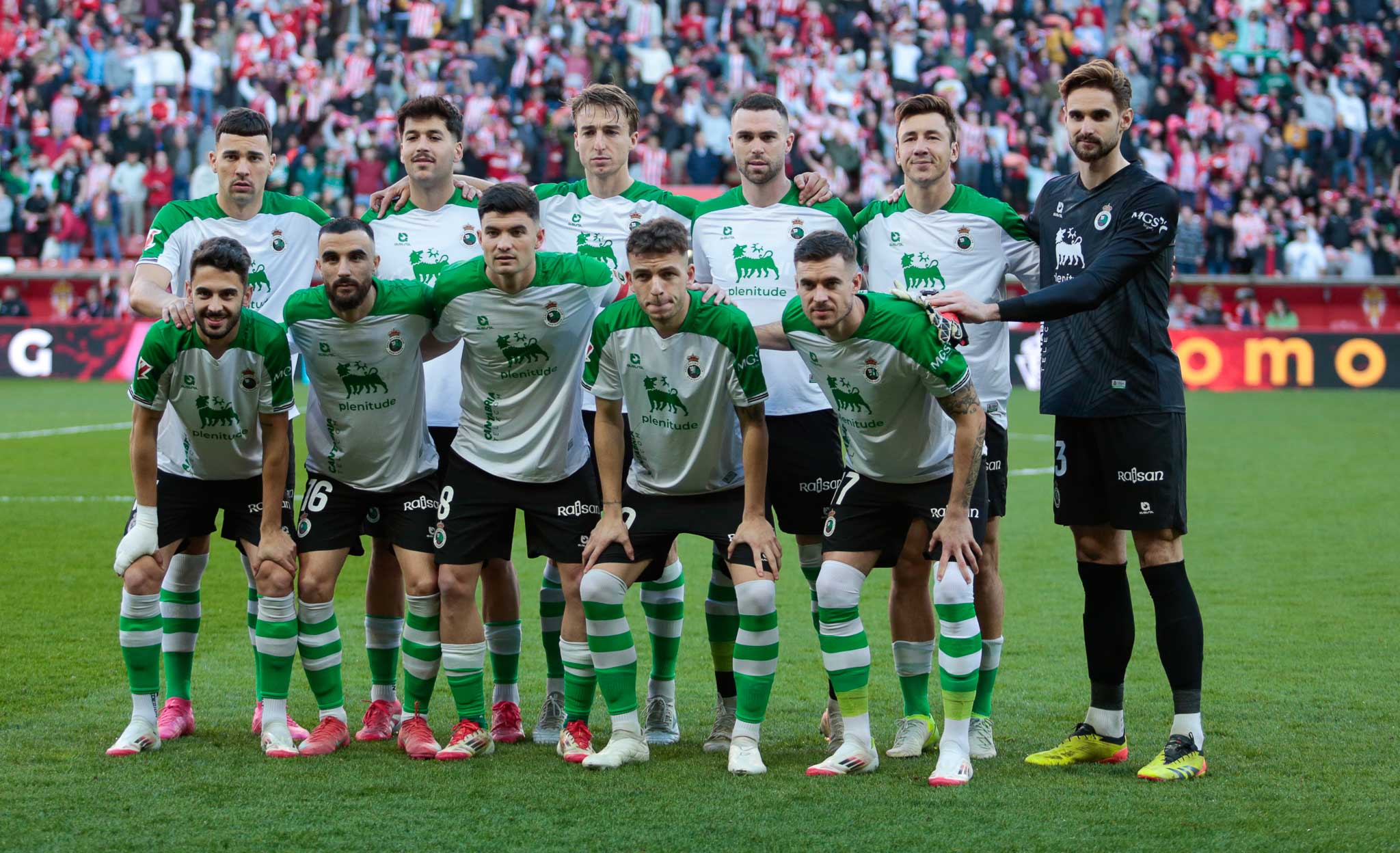 Once inicial del Racing en El Molinón: Arriba, Arana, Meseguer, Javi Castro, Manu Hernando, Saúl García y Ezkieta. Abajo, Andrés Martín, Rober González, Aldasoro, Íñigo Vicente y Michelin. 