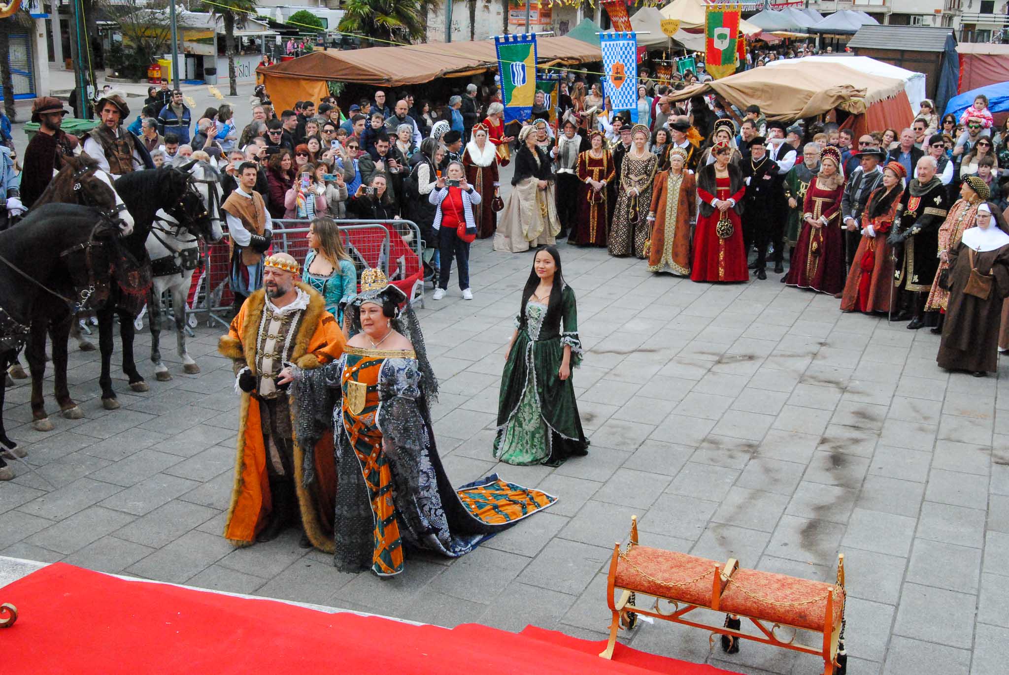 Felipe IV e Isabel de Borbón hacen su entrada triunfal en la Plaza de la Villa. 