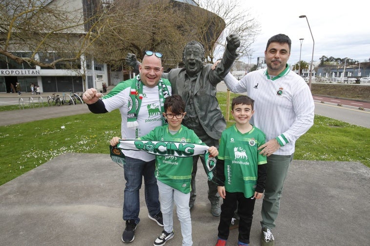 Cuatro aficionados cántabros, junto a la estatua de Manolo Preciado, cerca de El Molinón.