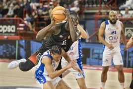 Belemene, con el balón ante un rival del HLA Alicante.