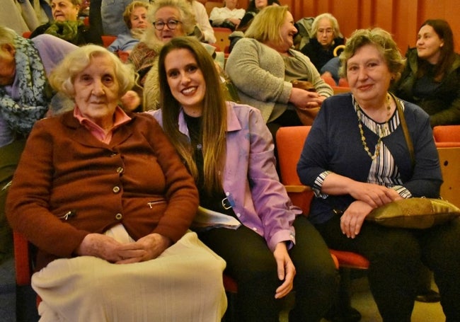 Una de las protagonistas, Josefina, con Patricia Hernández y Blanca González, del Movimiento Cultural Iguña.