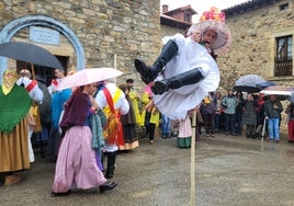 Un zamarrón realizando uno de sus espectaculares saltos en la representación central de Pejanda.