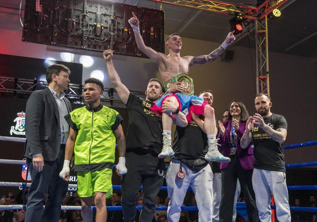 Bruno Macho, a hombros de su equipo, celebra el título mundial tras ganar a Bairon Rodríguez.