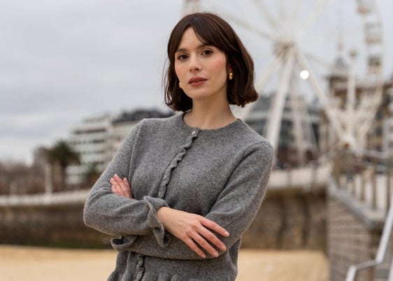 Nagore Suárez posa en San Sebastián, uno de los escenarios junto con Santander que aparecen en su novela.