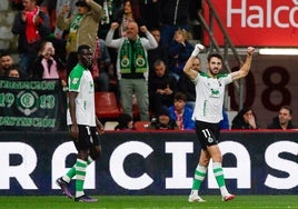 Maguette Gueye y Andrés Martín, en El Molinón. El andaluz celebra el tanto del empate ante el Sporting.