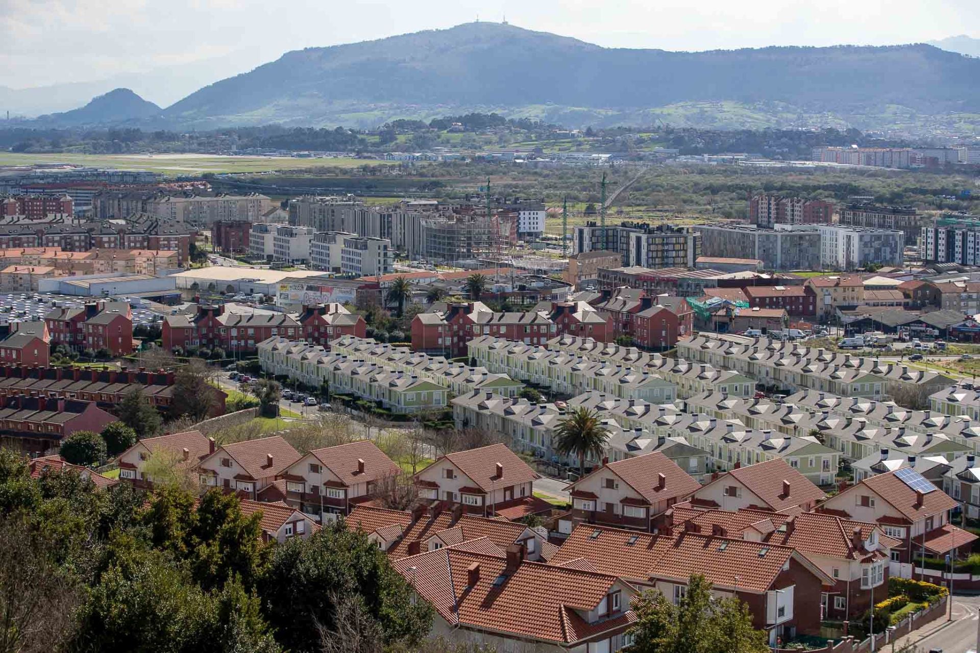 Vista aérea de Peñacastillo, una zona de Santander en expansión.