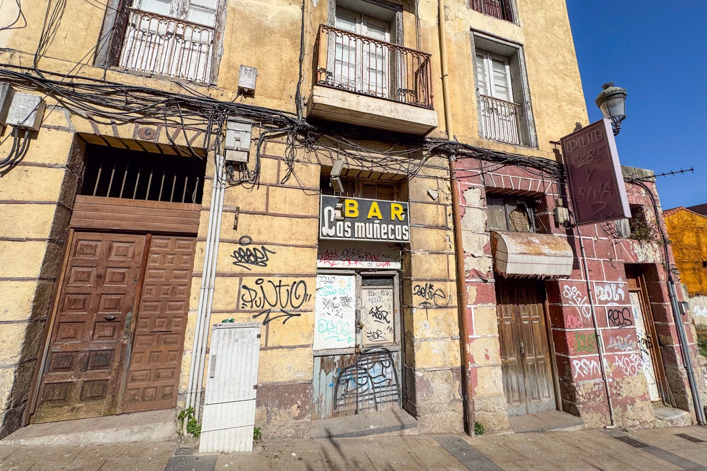 En la calle San Pedro, hay seis edificios en pie (en mal estado) y siete solares.