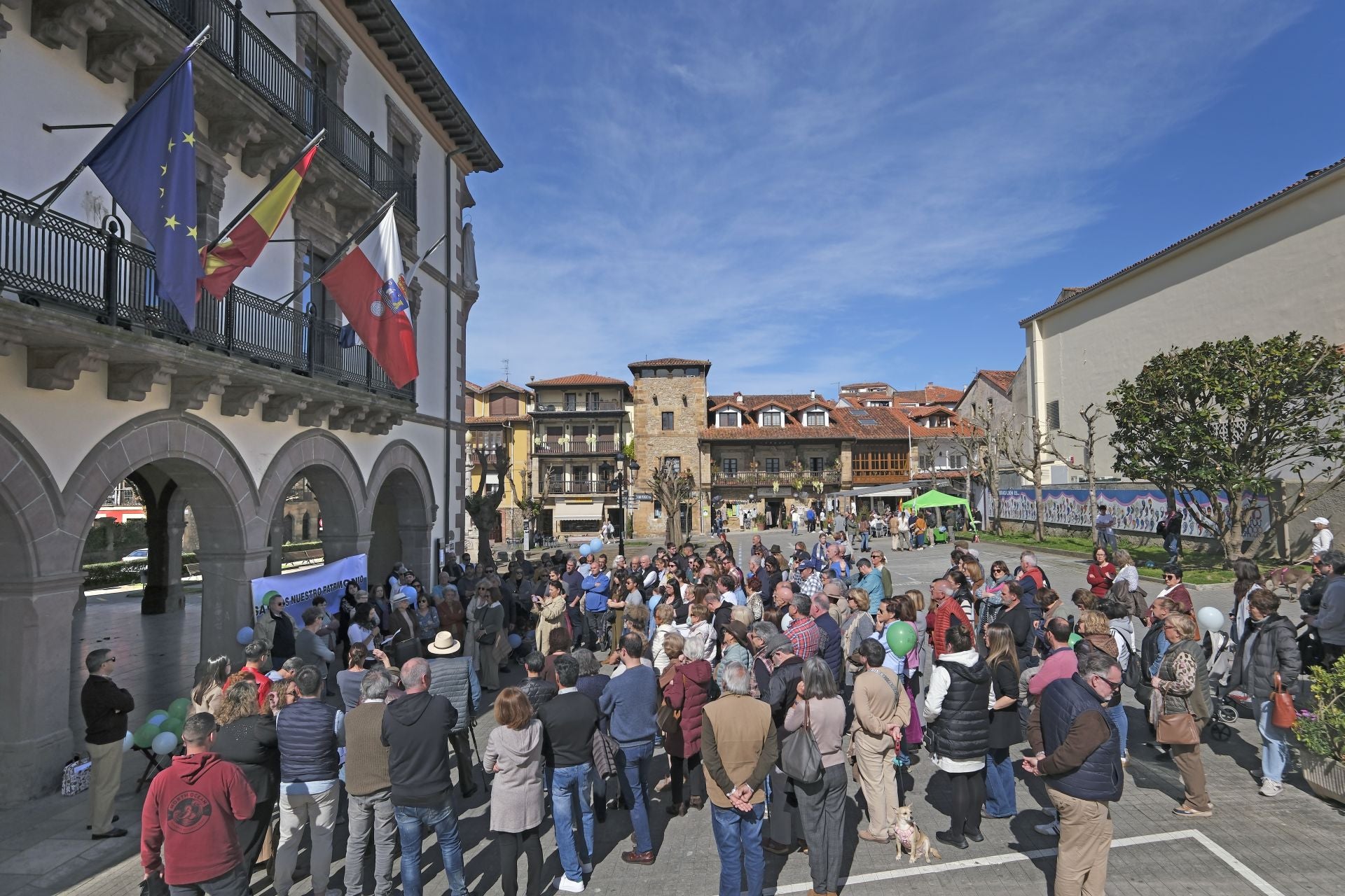 Unas cien personas se han manifestado este domingo en los bajos del Ayuntamiento para protestar por la gestión del patrimonio de Comillas.