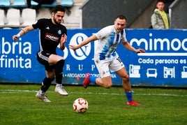 Saúl lucha por la pelota con un rival del Llanera.