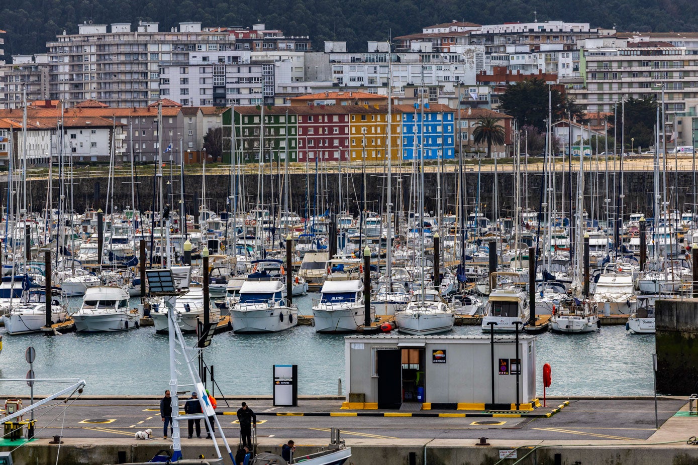 El puerto deportivo de Laredo dispone de más de mil amarres.