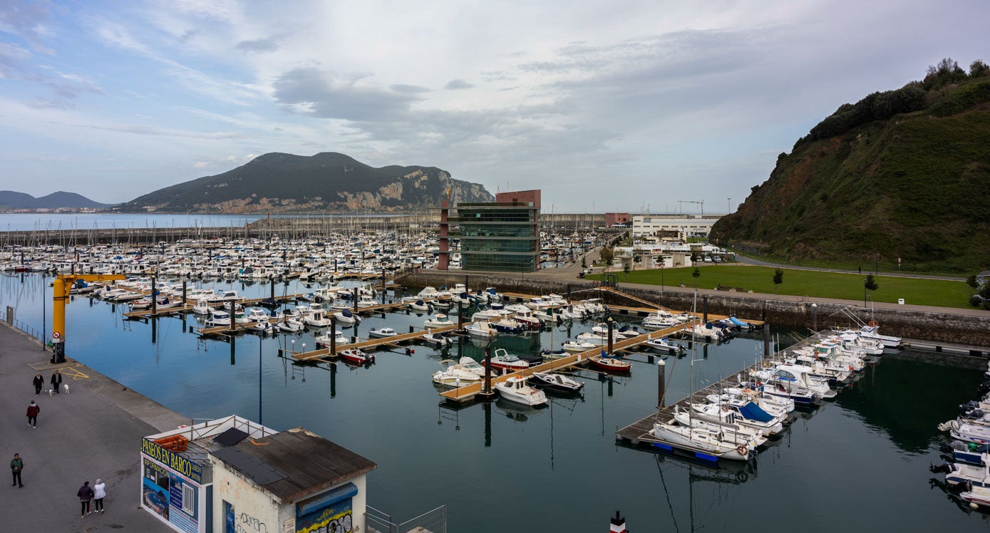 El puerto deportivo de Laredo, lleno de barcos