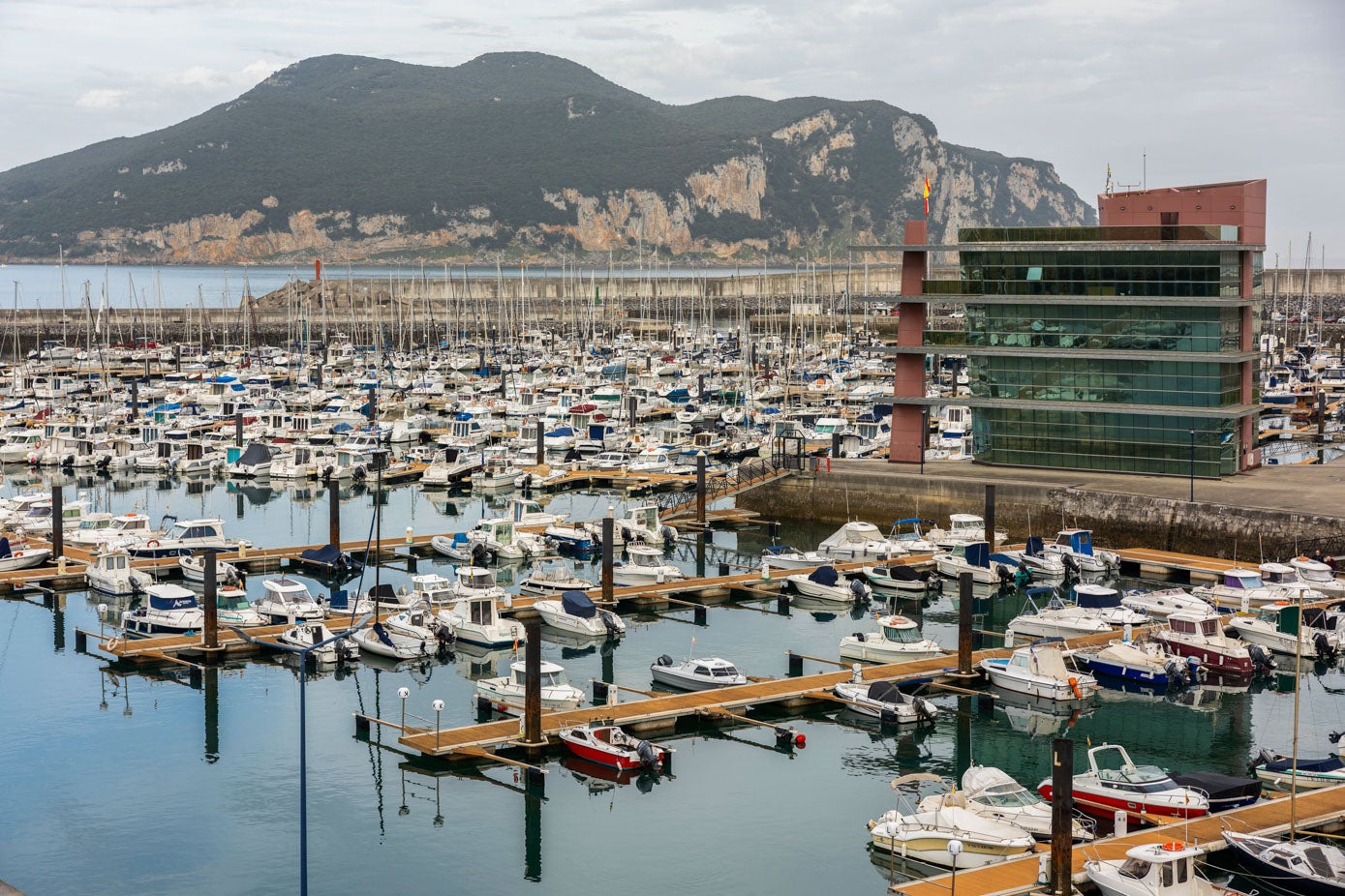 Tras unos inicios difíciles, el puerto deportivo de Laredo ya funciona a pleno rendimiento.