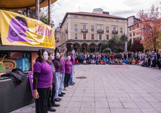 Concentración durante el último 25N, Día Internacional de la Lucha contra la Violencia de Género, en la Plaza Mayor de Torrelavega.