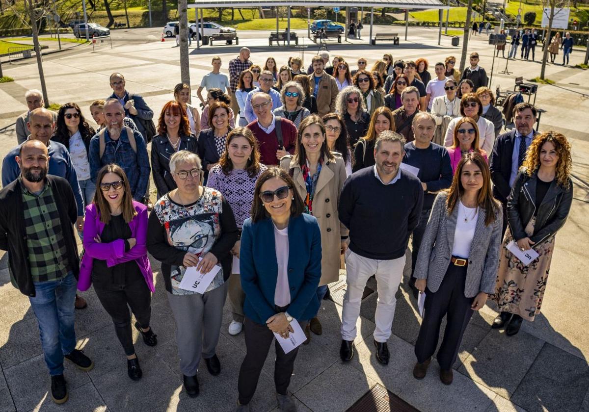 La rectora, Conchi López, en la Plaza de la Ciencia, donde se leyó el manifiesto por el 8M, flanqueada por miembros de su equipo de gobierno: Ángel Cobo, Luigi dell'Olio, Gabriel Moncalián, Mar Marcos, Luis Muñoz, Julio Álvarez, Emma Díaz, Íñigo Casafont, María Margallo, José Luis Bosque y Rebeca Saavedra.