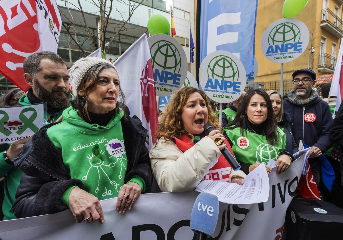 Los docentes se manifestaron el 8 de febrero por las calles de Santander para reivindicar un salario «decente y sin condiciones».