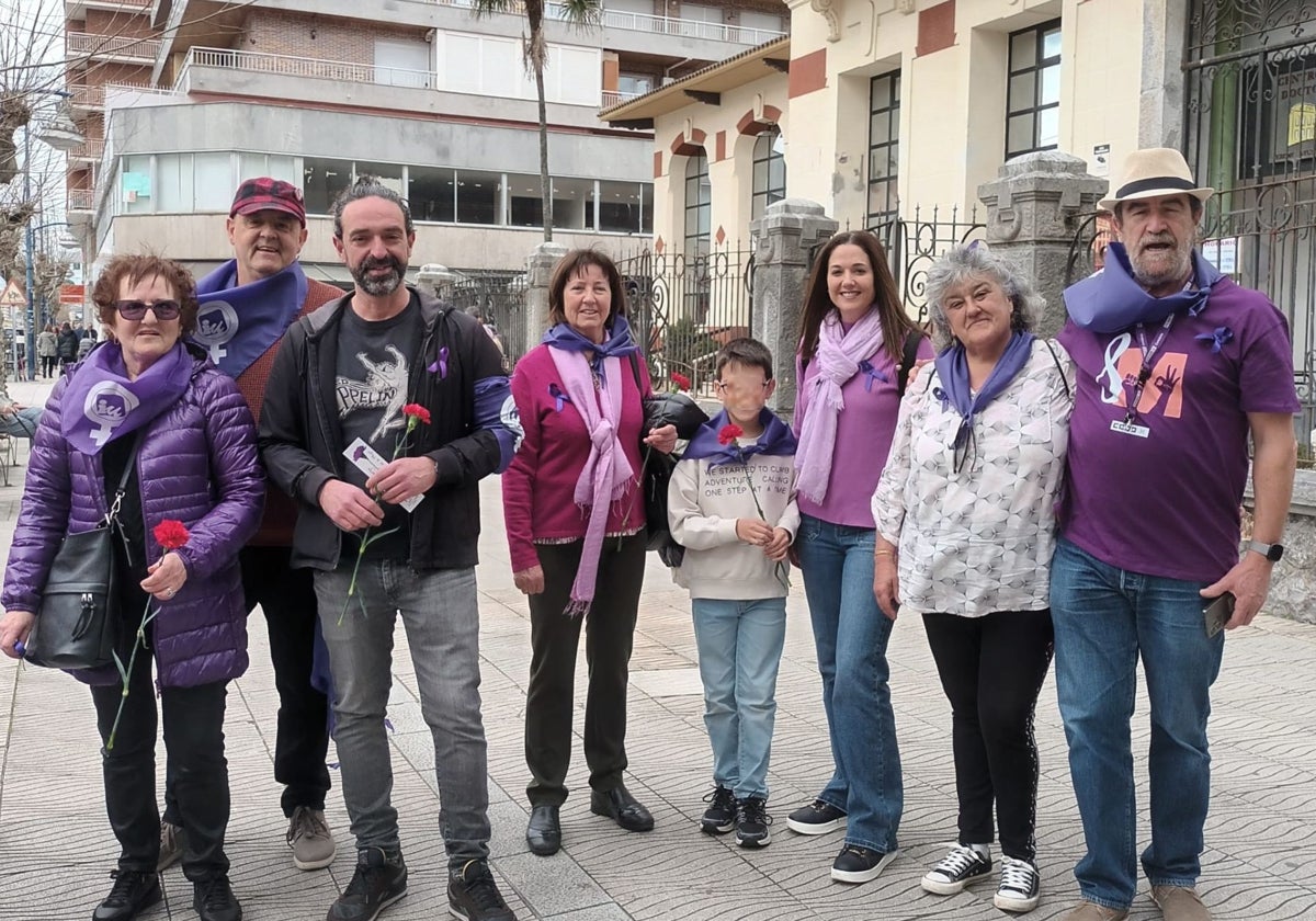 Integrantes de Izquierda Unida en la manifestación del 8M en Laredo.