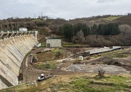 Los trabajos se desarrollan al pie de la presa, donde ya es visible la estructura de hormigón que se está construyendo.