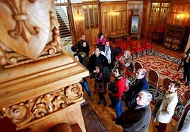 Un grupo durante un recorrido por las instalaciones palaciegas.
