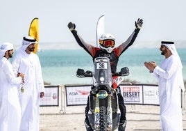 Ricardo Lastra en el podio de llegada del Abu Dhabi Challenge Desert