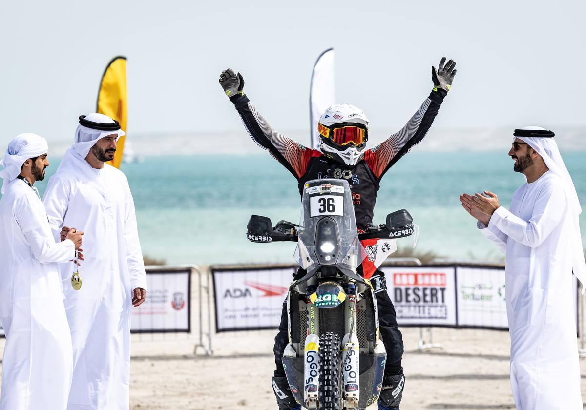 Ricardo Lastra en el podio de llegada del Abu Dhabi Challenge Desert