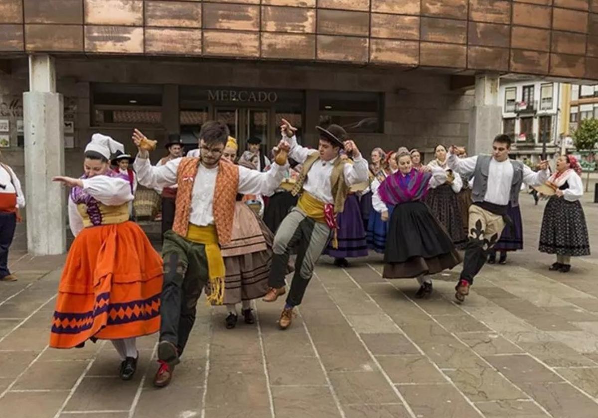 El Grupo de Danzas San Pablo de Torrelavega fue uno de los participantesen este ciclo en pasadas ediciones.