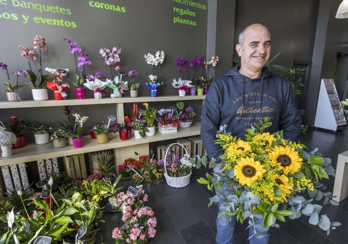 El encargado de Flores Valdecilla, Julio Escalante, en una de las tiendas.