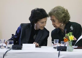 Paloma O'Shea y la reina emérita doña Sofía, durante la reunión celebrada ayer en Madrid.