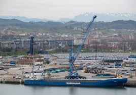 Un barco trabajando en los muelles del Puerto de Santander.