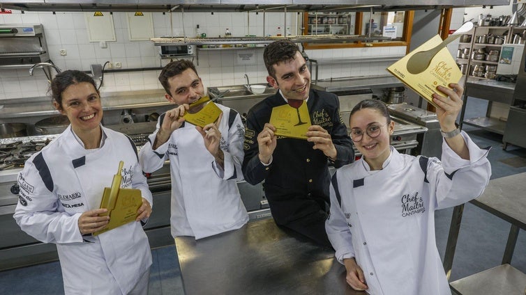 María Luz Marco, Daniel Clavo, Diego de Obeso y Sofía Gutiérrez, con sus respectivos trofeos de ganadores.