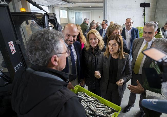 La presidenta de Cantabria ha recorrido las instalaciones.