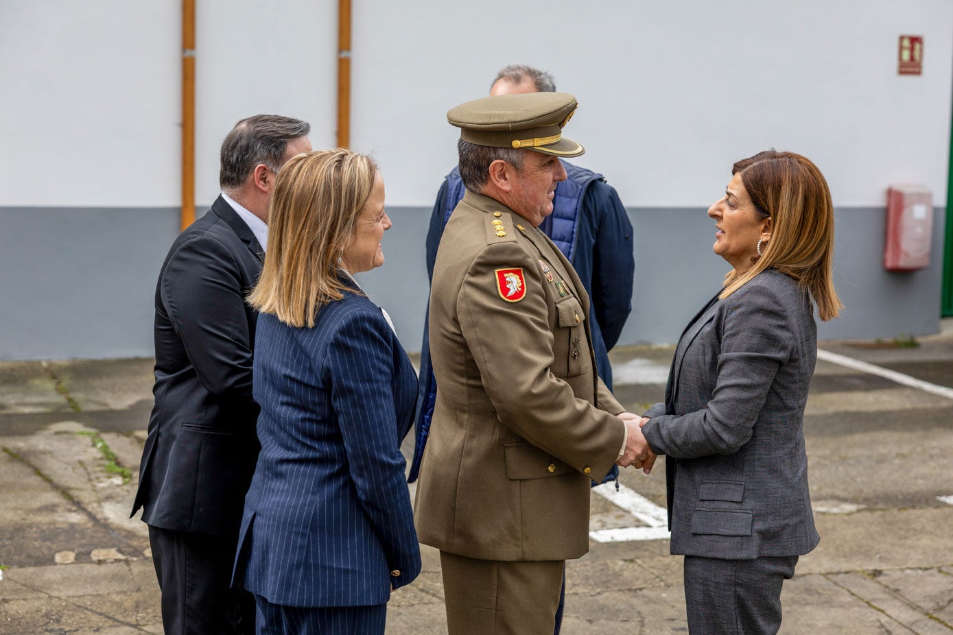 La presidenta de Cantabria saluda al coronel y directo de la residencia militar de Santoña, Juan Castroviejo. 