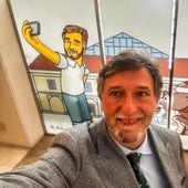 Cristóbal Palacio haciéndose un selfi con el vinilo retirado sin su permiso del despacho.