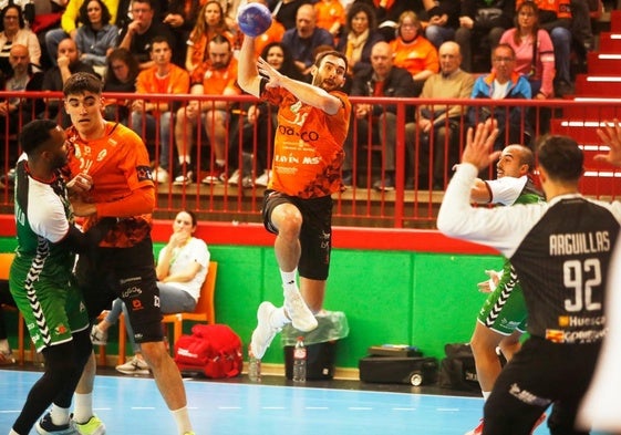 Jakub Prokop lanza hacia portería en el partido del pasado domingo ante el Bada Huesca.