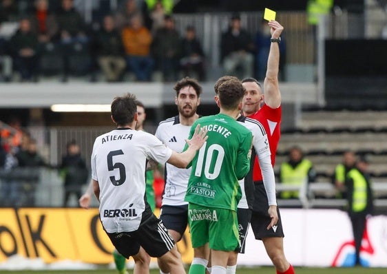 Íñigo Vicente ve una cartulina por revolverse ante un jugador del Burgos y que le supuso la expulsión.