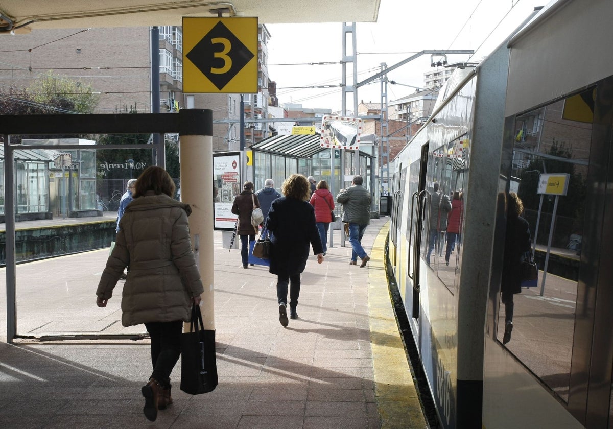 Usuarios de Cercanías se apean del tren en la estación de Feve, en Torrelavega.