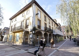 Vecinos caminan junto al edificio municipal de Baldomero Iglesias, donde se proyecta la instalación del museo del hojaldre.