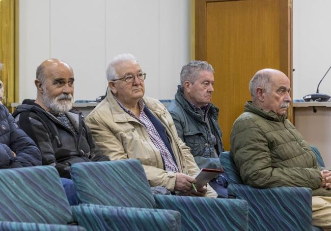 Los exalcalde de Castro, Rufino Díaz Helguera y Fernando Muguruza, junto a José Miguel Rodríguez 'KyK' y delante Gregorio Alcedo.