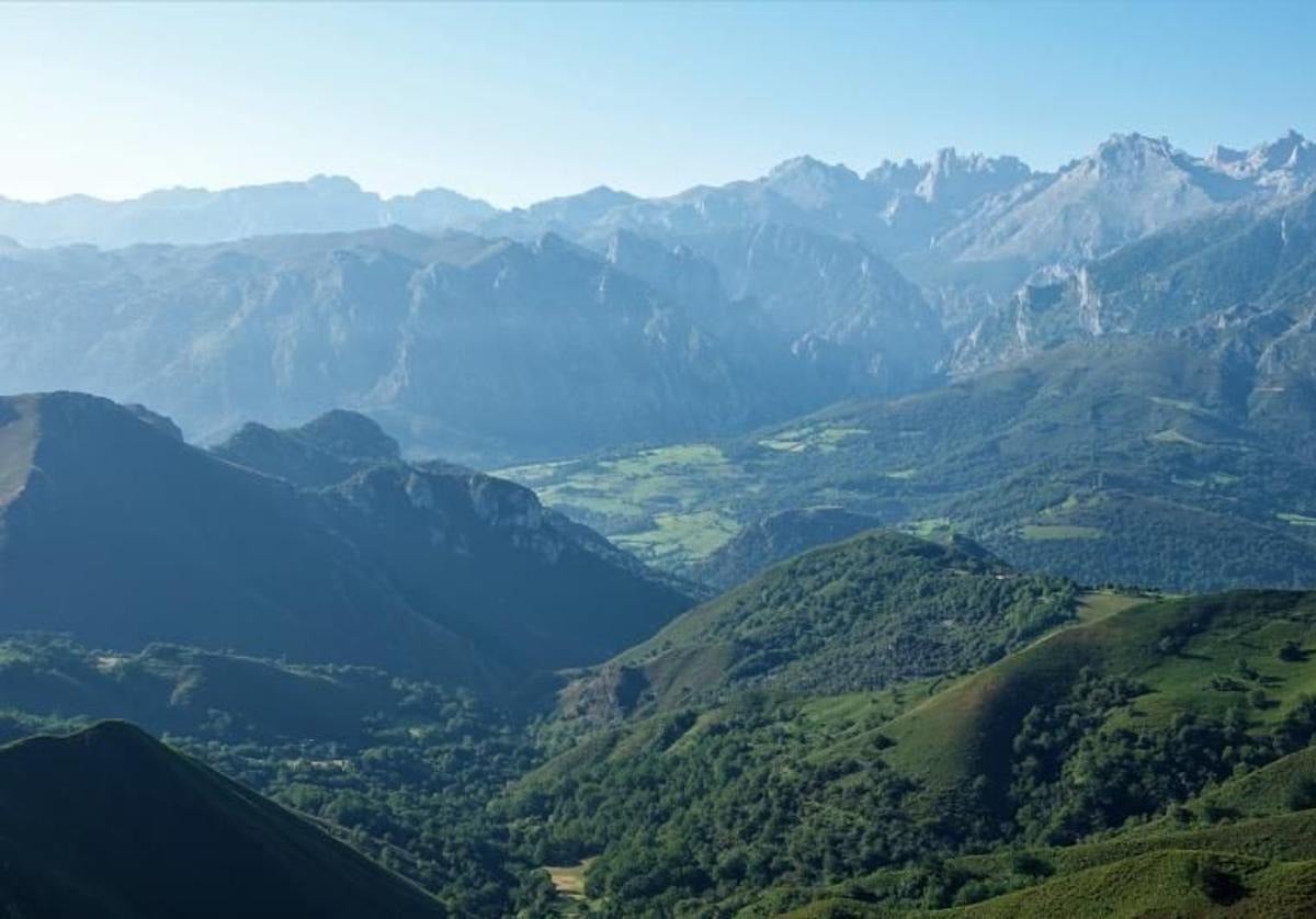 Los Picos de Europa vistos desde la majada de Tebrandi, en Cabrales.