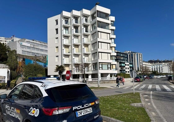 Roba un coche de un concesionario y huye por el centro de Santander hasta que choca y le detienen